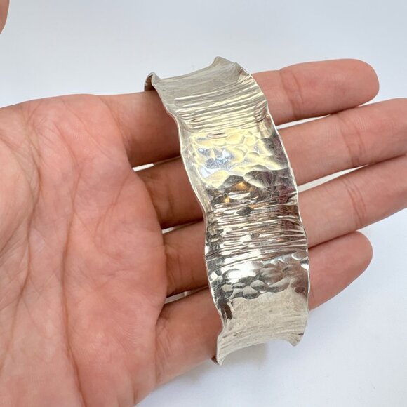 Silver Tone Wavy Design Textured Finish Bangle Bracelet Size 7.5" Fit - Picture 5 of 9